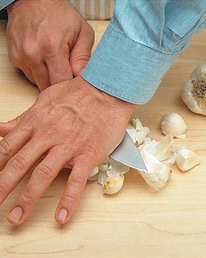 How to Easily Peel a Head of Garlic With Your Knife
