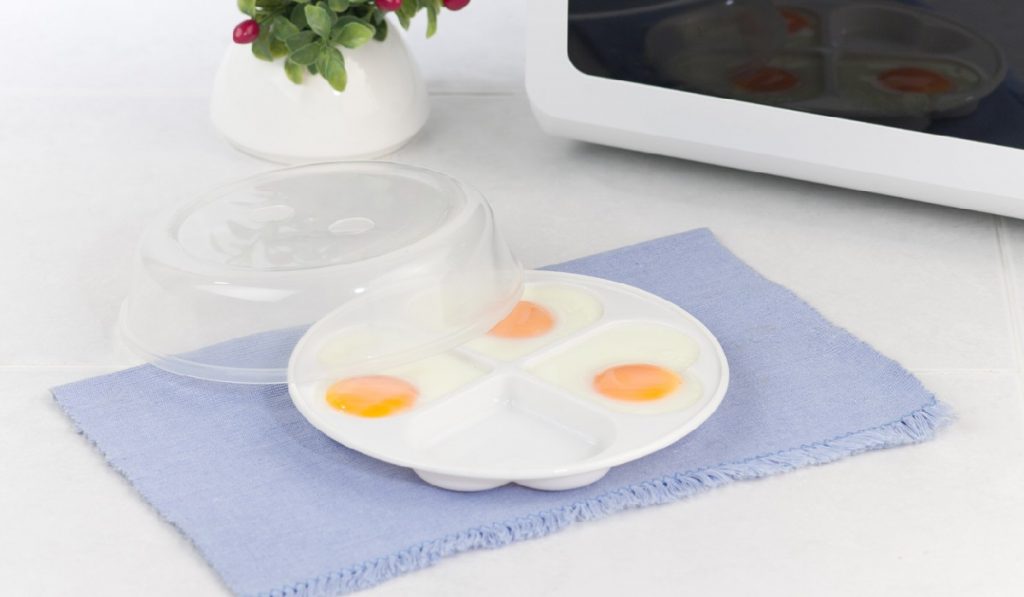 make eggs quickly with a microwave egg cooker