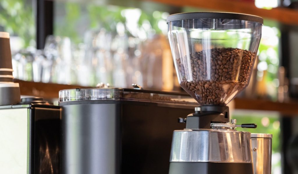 What You Need To Know About Manual and Electric Coffee Grinders